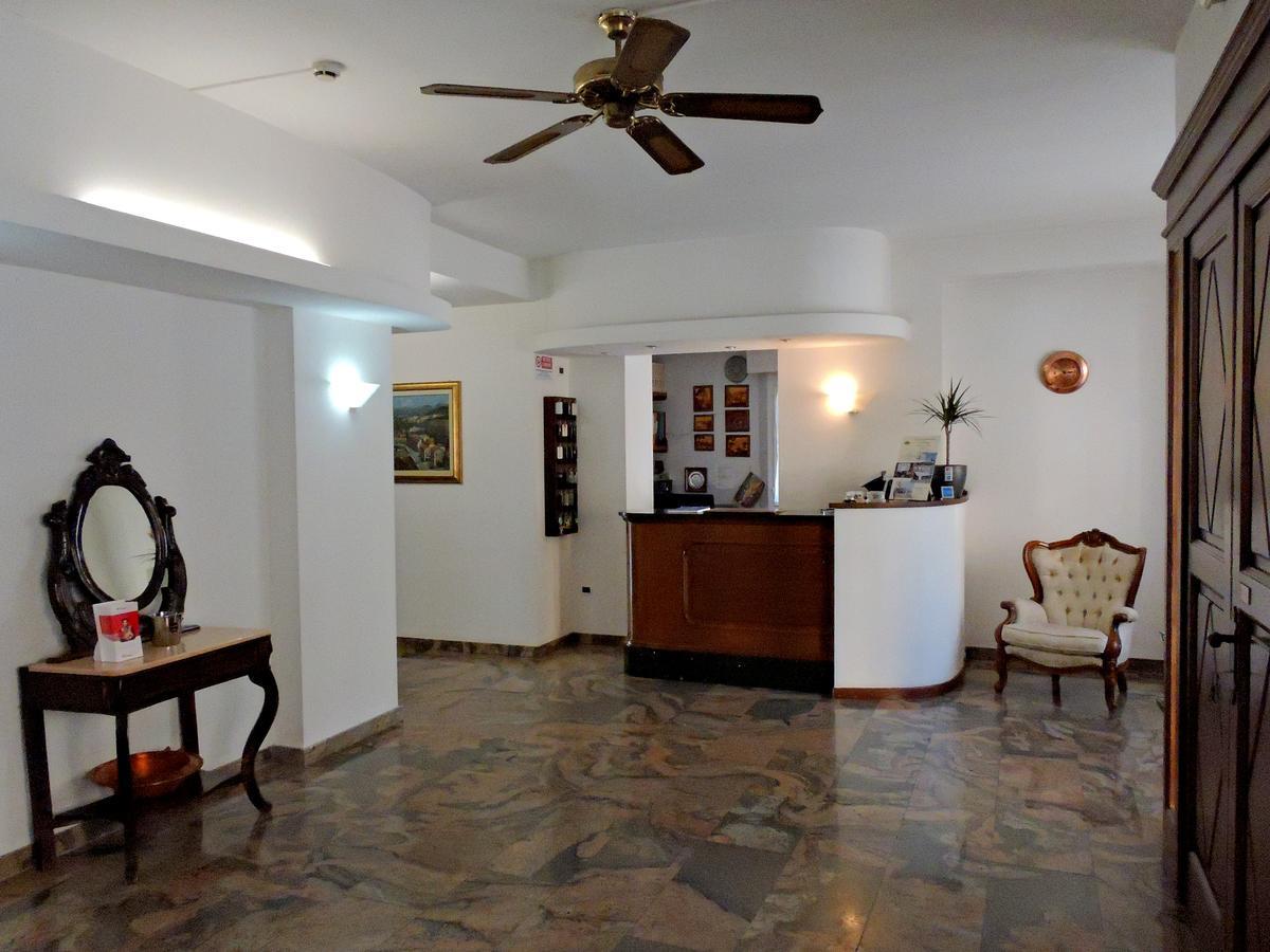 Hotel Capri 레사 외부 사진
